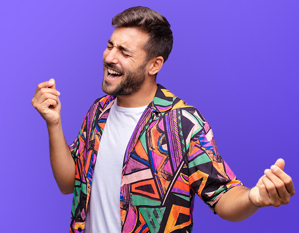 Homme à chemise colorée sur fond bleu