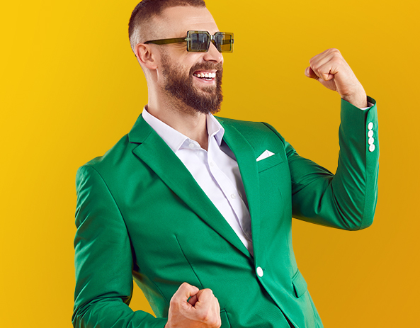 Homme en costume vert, pose confiante.